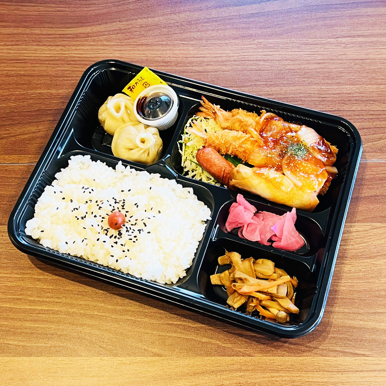 エビフライと春巻きのチリソースかけ弁当