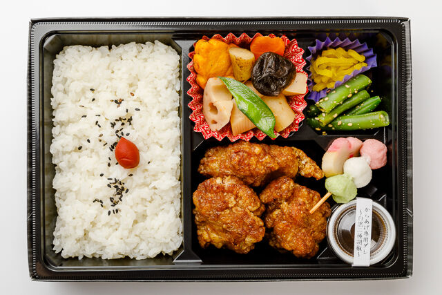 白と黒の二種胡椒からあげ弁当