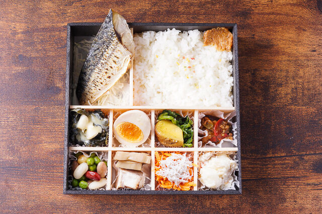 ふっくら鯖の塩焼き《人気最強魚の煌びやか宝箱弁当》 [葵10]